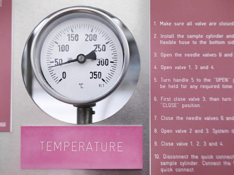 无人,工厂,横图,室内,特写,白天,正面,车间,静物,朦胧,模糊,测量,标志,数字,文字,字符,指针,标识,粉色,红色,压力,阿拉伯数字,旋钮,仪表盘,压力表,彩图,制造厂