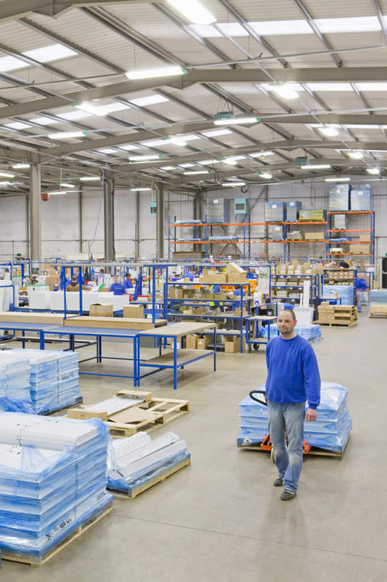 西方人,一个人,机修工,工厂,走,拉,竖图,俯视,室内,白天,工作服,制服,车间,天花板,照明,欧洲,欧洲人,仅一个男性,仅一个人,仅一个中年男性,灯光,地面,顶灯,货物,灯,工人,蓝色,容器,灯具,运输,储藏,照亮,固定,照明设备,储存,工作制服,男人,男性,中年男性,白种人,机械师,机修工人,步行,散步,走路,彩图,高角度拍摄,全身,工作套服,制造厂,货盘,贮存