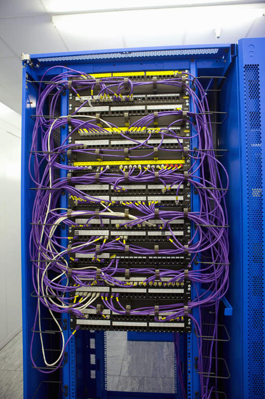 无人,竖图,室内,特写,白天,正面,服务器,电脑,柜子,天花板,静物,一排,许多,整齐,电力,网络,电线,线,电能,线路,输入设备,通讯设备,开关,排列,蓝色,按钮,橱柜,台式电脑,电,电源,电源线,光驱,主机,机箱,机房,队列,通信设备,能量,光盘驱动器,彩图