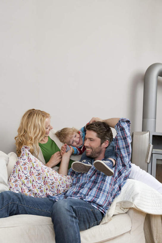 西方人,儿童,中年人,胡须,三个人,家庭,夫妻,母亲,父亲,儿子,客厅,坐,躺,抱,笑,微笑,竖图,室内,白天,正面,衬衫,爱情,游戏,纯洁,靠垫,沙发,欧洲,欧洲人,裤子,墙,靠枕,浪漫,玩,注视,牛仔裤,娱乐,墙壁,墙面,小孩,垫子,枕头,观察,看,休闲,温暖,温馨,父子,母子,三口之家,一家人,金色,恩爱,父爱,可爱,母爱,童年,童趣,恋人,抱着,观看,活动,和睦,察看,起居室,搂着,发泄,关注,消遣,智力,布艺沙发,童真,烂漫,无邪,宣泄,客堂,卧着,天真,男孩,男人,男性,女人,女性,中年男性,中年女性,白种人,孩子,胡子,卷发,络腮胡,夫妇,情侣,搂,搂抱,躺着,玩耍,卧,嬉戏,坐着,半身,彩图,衬衣,伴侣,融洽,男生