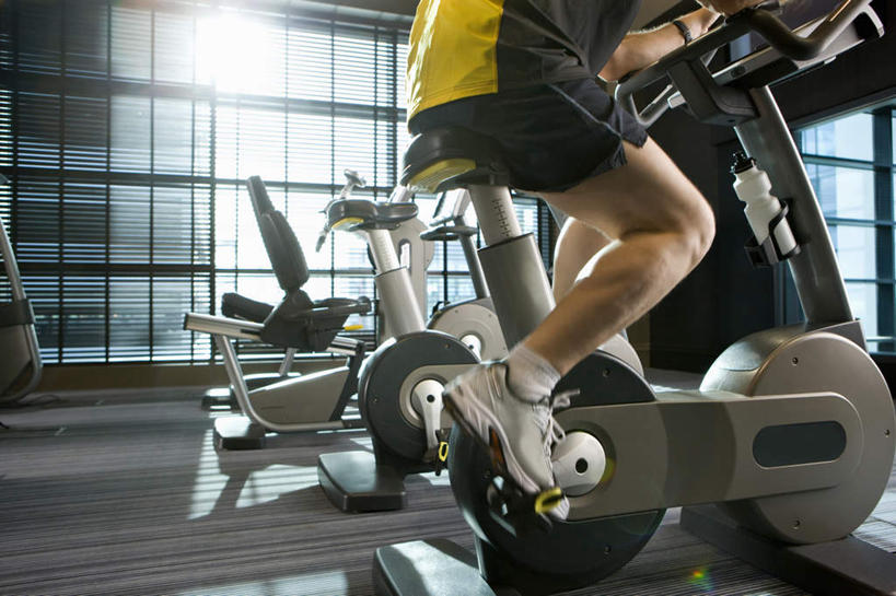 儿童,中年人,三个人,家庭,夫妻,母亲,父亲,儿子,笑,双手交叉,微笑,露齿笑,横图,室内,白天,正面,爱情,纯洁,窗户,服装,地面,浪漫,注视,休闲装,玻璃窗,小孩,衣服,观察,看,趴着,休闲,温暖,温馨,父子,母子,三口之家,一家人,休闲服,连帽衫,恩爱,父爱,可爱,母爱,童年,童趣,恋人,服饰,观看,和睦,察看,双手抱胸,关注,帽衫,童真,烂漫,无邪,天真,男孩,男人,男性,女人,女性,中年男性,中年女性,孩子,夫妇,情侣,趴,半身,彩图,伴侣,融洽,男生