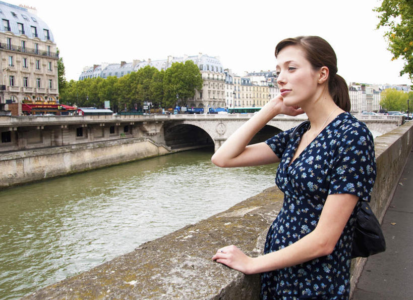 西方人,一个人,家,栏杆,站,摸,横图,室外,白天,侧面,裙子,河流,水,大桥,桥梁,法国,巴黎,欧洲,欧洲人,仅一个年轻女性,仅一个女性,仅一个人,抚摸,花纹,连衣裙,包,皮包,房屋,屋子,河水,水流,围栏,桥,注视,护栏,楼房,住宅,天空,天,扶,观察,看,站着,观看,单肩包,察看,扶着,关注,塞纳河,法兰西共和国,法兰西第五共和国,年轻女性,女人,女性,白种人,触摸,接触,站立,半身,彩图,房子