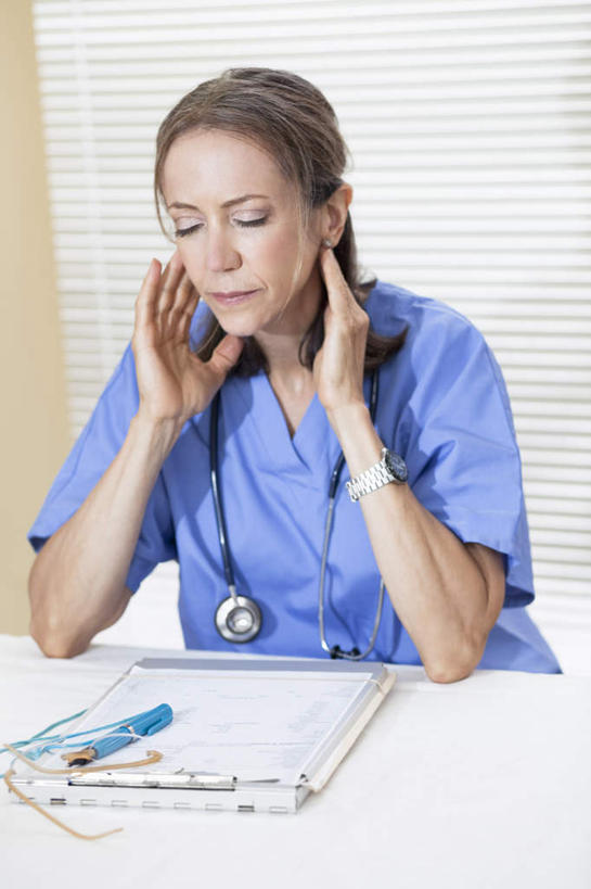 西方人,一个人,医生,医院,坐,竖图,室内,白天,正面,工作服,制服,窗户,桌面,桌子,欧洲,欧洲人,仅一个女性,仅一个人,撑,笔,百叶窗,办公桌,墙,办公用品,托腮,注视,墙壁,墙面,文具,蓝色,听诊器,学习用品,观察,看,托,仅一个中年女性,医护人员,医疗人员,观看,文具用品,察看,医疗设备,关注,托下巴,医疗器械,记录板,医疗工具,记事板,医疗机构,工作制服,检测工具,女人,女性,中年女性,白种人,大夫,坐着,半身,彩图,工作套服,病院,诊所