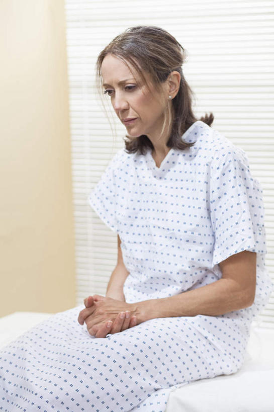 西方人,一个人,医院,坐,握手,竖图,室内,白天,正面,失败,床,欧洲,欧洲人,仅一个女性,仅一个人,沮丧,墙,床单,注视,被子,墙壁,墙面,白色,病床,观察,看,仅一个中年女性,难受,无奈,观看,失望,悲伤,察看,被单,伤心,难过,病房,关注,失落,颓废,医疗机构,病号服,挫败,受挫,落败,落空,错过,失足,失意,失策,失算,颓丧,衰颓,悲哀,懊丧,颓靡,气馁,丧气,败北,挫折,失利,女人,女性,中年女性,白种人,搀手,拉手,手搀手,手拉手,手牵手,手握手,坐着,半身,彩图,病院,诊所,病患服,护理床,医疗床