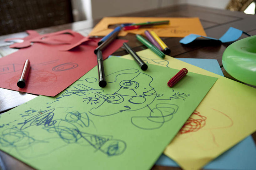 无人,横图,俯视,彩色,室内,特写,白天,桌面,桌子,静物,一堆,许多,堆叠,堆积,散落,笔,纸,办公用品,纸张,书桌,文具,黄色,红色,绿色,画笔,课桌,学习用品,橙色,堆,文具用品,画纸,彩图,高角度拍摄,铅画纸,素描纸