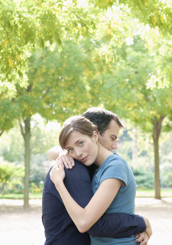 西方人,两个人,夫妻,站,抱,笑,微笑,竖图,室外,白天,侧面,衬衫,T恤衫,爱情,树林,植物,欧洲,欧洲人,阴影,服装,光线,影子,浪漫,T恤,休闲装,相视,树,树木,衣服,蓝色,绿色,阳光,自然,站着,休闲,温暖,温馨,面对面,休闲服,恩爱,恋人,服饰,生长,成长,抱着,对视,和睦,互视,搂着,相对,相看,男人,男性,年轻女性,女人,女性,中年男性,白种人,夫妇,情侣,搂,搂抱,站立,半身,彩图,衬衣,伴侣,融洽