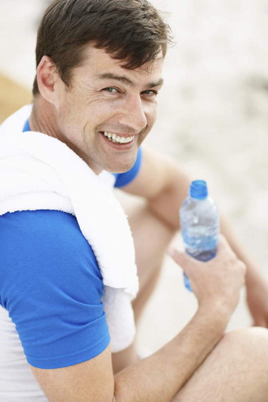 西方人,一个人,坐,笑,微笑,露齿笑,竖图,俯视,室外,白天,T恤衫,水,欧洲,欧洲人,仅一个男性,仅一个人,仅一个中年男性,握,服装,朦胧,模糊,纺织物,液体,拿,T恤,拿着,注视,休闲装,饮用水,衣服,白色,瓶子,塑料制品,毛巾,矿泉水,看,清洁,休闲,休闲服,塑料瓶,搭,握着,服饰,保暖,搭着,关注,蒸馏水,透气,防水,储水,耐磨,吸水,男人,男性,中年男性,白种人,抬头,仰头,坐着,半身,彩图,高角度拍摄,短发