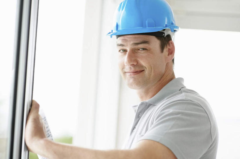 西方人,一个人,设计师,站,笑,微笑,横图,室内,白天,侧面,T恤衫,窗户,帽子,欧洲,欧洲人,仅一个男性,仅一个人,仅一个中年男性,服装,头盔,T恤,扭头,注视,休闲装,玻璃窗,衣服,灰色,安全帽,扶,观察,看,站着,转头,休闲,休闲服,服饰,观看,察看,扶着,关注,男人,男性,中年男性,白种人,美术设计员,设计,设计家,设计者,站立,半身,彩图