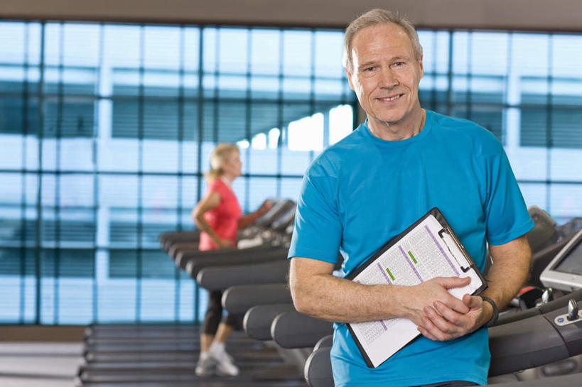 西方人,两个人,健身房,站,跑,笑,微笑,横图,室内,白天,正面,T恤衫,锻炼,运动,窗户,落地窗,欧洲,欧洲人,一排,许多,服装,整齐,T恤,注视,休闲装,运动器械,玻璃窗,排列,衣服,红色,蓝色,观察,看,站着,休闲,休闲服,健身器械,服饰,观看,察看,队列,关注,记录板,健身器材,记事板,慢跑,体育,男人,男性,女人,女性,中年男性,中年女性,白种人,跑步,站立,半身,彩图,健身,健身馆,运动器材,跑步机