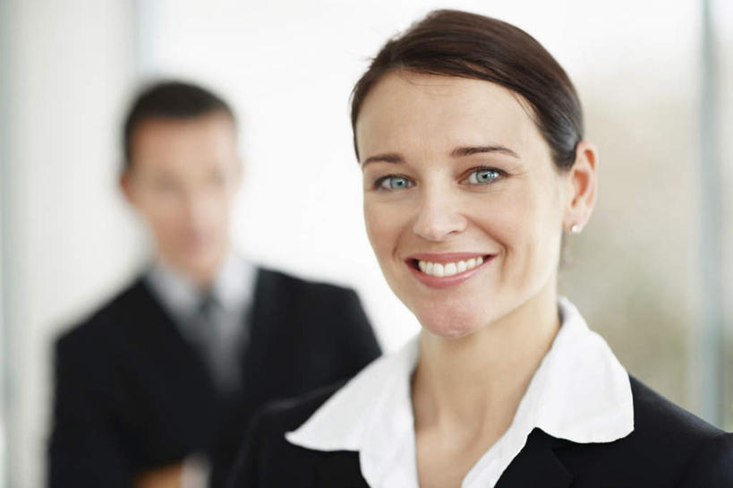 西方人,脸,头,脸颊,两个人,伙伴,朋友,商务人士,商务男性,商务女性,办公室,站,笑,微笑,露齿笑,横图,室内,特写,白天,正面,衬衫,友谊,合作,团队,欧洲,欧洲人,套装,朦胧,模糊,墙,注视,肩膀,墙壁,墙面,观察,看,站着,战略,观看,察看,关注,商务装,工薪阶层,联合,合谋,配合,协作,男人,男性,女人,女性,中年男性,中年女性,白种人,头部,脸部,脸蛋,面部,白领,上班族,站立,半身,彩图,衬衣