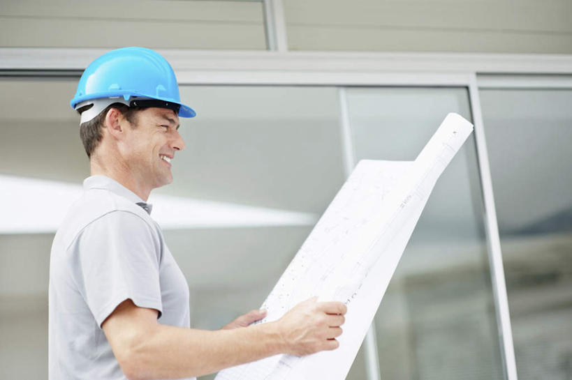 西方人,一个人,建筑工人,站,笑,微笑,露齿笑,横图,室外,白天,仰视,工作服,制服,窗户,落地窗,帽子,欧洲,欧洲人,仅一个男性,仅一个人,握,头盔,图纸,设计图,拿,拿着,注视,玻璃窗,工人,安全帽,观察,看,站着,仅一个老年男性,握着,观看,察看,关注,工程图,草图,蓝图,工作制服,老年男性,男人,男性,白种人,设计,建筑工,站立,半身,彩图,低角度拍摄,工作套服