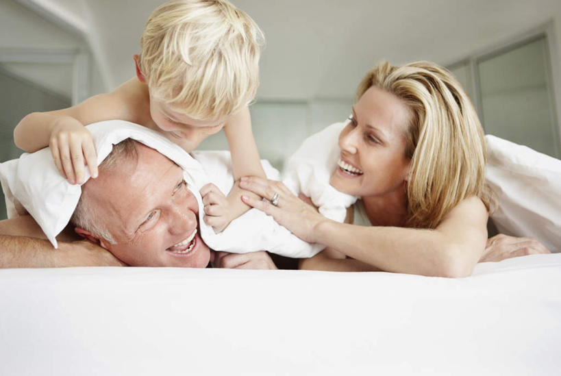 西方人,儿童,中年人,三个人,家庭,夫妻,母亲,父亲,儿子,躺,笑,微笑,露齿笑,横图,室内,白天,正面,爱情,纯洁,床,卧室,欧洲,欧洲人,墙,双人床,床单,浪漫,注视,被子,裸露,墙壁,墙面,小孩,观察,看,趴着,温暖,温馨,父子,母子,三口之家,一家人,恩爱,父爱,可爱,母爱,童年,童趣,恋人,观看,和睦,察看,被单,关注,裸,童真,烂漫,无邪,卧着,天真,男孩,男人,男性,女人,女性,中年男性,中年女性,白种人,孩子,夫妇,情侣,趴,躺着,卧,半身,彩图,睡房,卧房,伴侣,融洽,男生