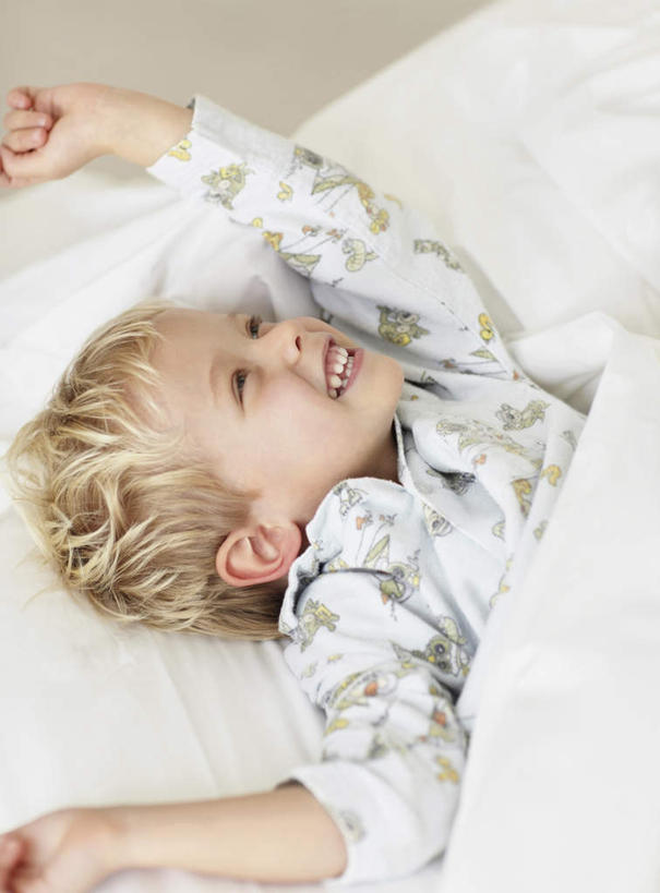 西方人,儿童,一个人,躺,举,笑,微笑,露齿笑,竖图,俯视,室内,白天,纯洁,床,靠垫,卧室,欧洲,欧洲人,仅一个男性,仅一个人,睡衣,床单,靠枕,注视,被子,小孩,垫子,枕头,观察,看,托,仅一个小孩,可爱,童年,童趣,单人床,观看,察看,被单,关注,童真,烂漫,无邪,寝衣,卧着,天真,男孩,男人,男性,白种人,孩子,举起,举手,举着,躺着,卧,向上举,向上伸,向上托,半身,彩图,高角度拍摄,睡房,卧房,男生