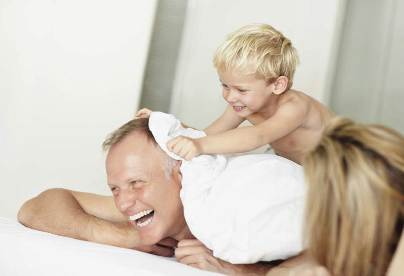 西方人,儿童,中年人,三个人,家庭,夫妻,母亲,父亲,儿子,躺,笑,微笑,露齿笑,横图,室内,白天,侧面,爱情,纯洁,床,靠垫,卧室,欧洲,欧洲人,握,墙,双人床,床单,靠枕,浪漫,拿,拿着,注视,被子,裸露,墙壁,墙面,小孩,垫子,枕头,观察,看,趴着,温暖,温馨,父子,母子,三口之家,一家人,恩爱,父爱,可爱,母爱,童年,童趣,握着,恋人,观看,和睦,察看,被单,关注,裸,童真,烂漫,无邪,卧着,天真,男孩,男人,男性,女人,女性,中年男性,中年女性,白种人,孩子,夫妇,情侣,趴,躺着,卧,半身,彩图,睡房,卧房,伴侣,融洽,男生