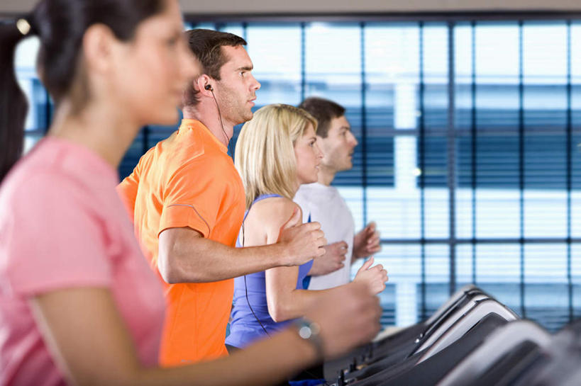 西方人,四个人,伙伴,朋友,健身房,跑,横图,室内,白天,侧面,运动服,锻炼,友谊,运动,窗户,欧洲,欧洲人,一排,服装,整齐,注视,运动器械,玻璃窗,排列,衣服,观察,看,健身器械,服饰,观看,察看,衣着,穿着,队列,关注,健身器材,衣饰,体育,友情,男人,男性,年轻男性,年轻女性,女人,女性,白种人,跑步,半身,彩图,健身,健身馆,运动器材,跑步机,运动装