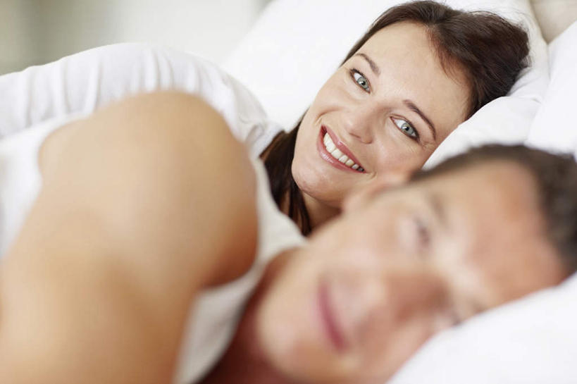 西方人,中年人,两个人,家庭,夫妻,躺,笑,微笑,露齿笑,横图,室内,白天,正面,爱情,床,靠垫,卧室,欧洲,欧洲人,睡衣,朦胧,模糊,墙,双人床,床单,靠枕,浪漫,注视,被子,墙壁,墙面,垫子,枕头,观察,看,温暖,温馨,一家人,恩爱,恋人,观看,和睦,察看,被单,关注,寝衣,卧着,男人,男性,女人,女性,中年男性,中年女性,白种人,夫妇,情侣,躺着,卧,半身,彩图,睡房,卧房,伴侣,融洽