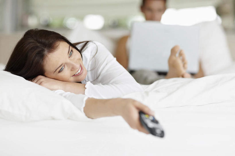 西方人,中年人,两个人,家庭,夫妻,坐,躺,笑,微笑,露齿笑,横图,室内,白天,正面,爱情,床,卧室,书籍,欧洲,欧洲人,握,服装,朦胧,模糊,双人床,床单,浪漫,拿,拿着,注视,休闲装,被子,衣服,遥控器,观察,看,趴着,休闲,温暖,温馨,一家人,休闲服,恩爱,握着,恋人,服饰,观看,和睦,察看,被单,关注,卧着,男人,男性,女人,女性,中年男性,中年女性,白种人,夫妇,情侣,书,图书,趴,躺着,卧,坐着,半身,彩图,睡房,卧房,伴侣,融洽