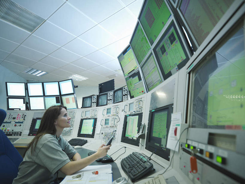 西方人,一个人,坐,横图,室内,白天,侧面,工作服,制服,显示器,键盘,天花板,桌子,椅子,照明,欧洲,欧洲人,仅一个女性,仅一个人,握,屏幕,办公桌,灯光,拿,拿着,注视,输入设备,通讯设备,显示屏,顶灯,灯,灯具,遥控器,观察,看,仅一个中年女性,握着,观看,照亮,察看,照明设备,关注,通信设备,输出设备,工作制服,女人,女性,中年女性,白种人,坐着,半身,彩图,工作套服