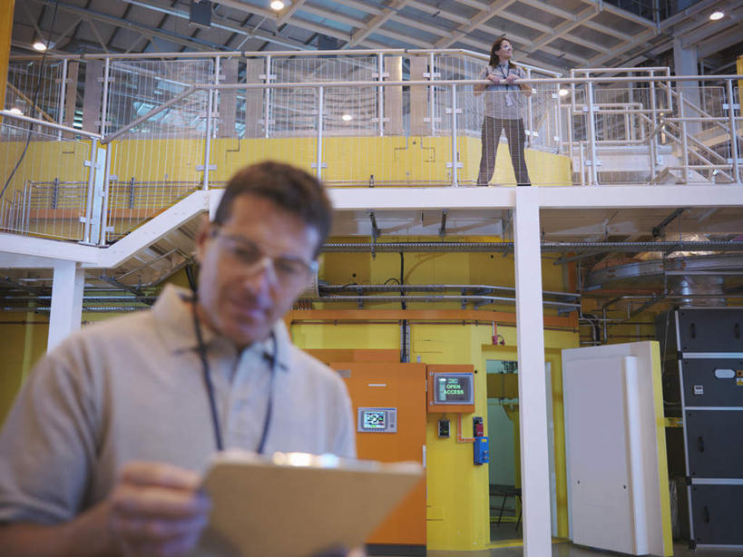 西方人,两个人,伙伴,朋友,机修工,工厂,栏杆,站,横图,室内,白天,正面,友谊,安全,合作,团队,门,照明,欧洲,欧洲人,握,阴影,服装,朦胧,模糊,光线,材料,档案,文件,眼镜,影子,纸,墙,围栏,灯光,防护,拿,拿着,注视,休闲装,护栏,顶灯,墙壁,墙面,灯,工人,衣服,手稿,资料,灯具,门框,观察,看,站着,休闲,休闲服,战略,握着,服饰,观看,护目镜,保护,证明,照亮,察看,照明设备,关注,文档,保险,保全,周全,安稳,安定,联合,合谋,安全防护眼镜,配合,平安,协作,男人,男性,女人,女性,中年男性,中年女性,白种人,机械师,机修工人,站立,半身,彩图,工地,制造厂,防护眼镜