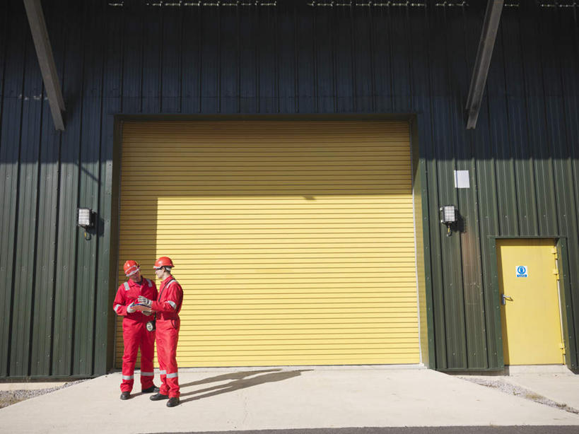 西方人,两个人,伙伴,朋友,家,站,说,横图,室外,白天,正面,工作服,制服,讨论,友谊,合作,团队,门,帽子,欧洲,欧洲人,握,阴影,光线,头盔,影子,房屋,墙,屋子,拿,拿着,注视,楼房,墙壁,墙面,住宅,阳光,安全帽,门框,观察,看,站着,战略,握着,观看,卷帘门,察看,关注,联合,合谋,工作制服,交流,配合,协作,男人,男性,中年男性,白种人,沟通,讲话,交谈,商讨,说话,谈话,站立,彩图,全身,工作套服,房子,安全服,反光背心,反光服,反光衣