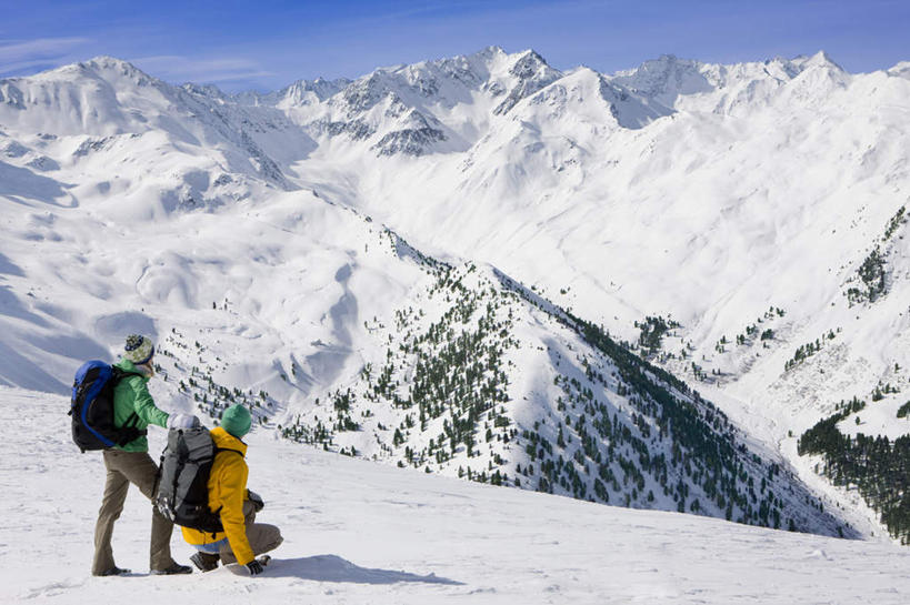 西方人,中年人,背,两个人,家庭,夫妻,站,蹲,横图,室外,白天,爱情,山,雪,雪山,大雪,帽子,欧洲,欧洲人,阴影,服装,光线,包,影子,冰,积雪,山峰,雪景,云,云朵,冬季,冬天,山峦,浪漫,云彩,旅行包,注视,背面,衣服,蓝色,白云,蓝天,天空,阳光,背包,天,背着,观察,看,站着,温暖,温馨,一家人,恩爱,寒冷,恋人,服饰,晴朗,观看,保暖,和睦,察看,冰冷,御寒,关注,滑雪服,棉帽,严寒,旅游包,冰凉,酷寒,凛冽,凛凛,极冷,背负,竞技服,旅游服,冬装,男人,男性,女人,女性,中年男性,中年女性,白种人,夫妇,情侣,晴空,蹲着,站立,彩图,全身,伴侣,融洽,双肩包