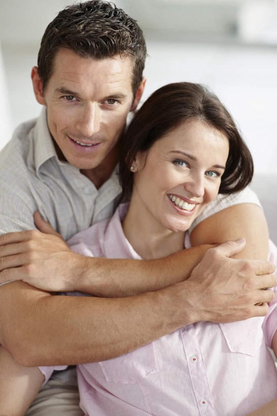 西方人,中年人,两个人,家庭,夫妻,抱,笑,微笑,露齿笑,竖图,室内,白天,正面,爱情,欧洲,欧洲人,服装,朦胧,模糊,墙,浪漫,注视,休闲装,墙壁,墙面,衣服,观察,看,休闲,温暖,温馨,一家人,休闲服,恩爱,恋人,服饰,抱着,观看,和睦,察看,搂着,关注,男人,男性,女人,女性,中年男性,中年女性,白种人,夫妇,情侣,搂,搂抱,半身,彩图,伴侣,融洽