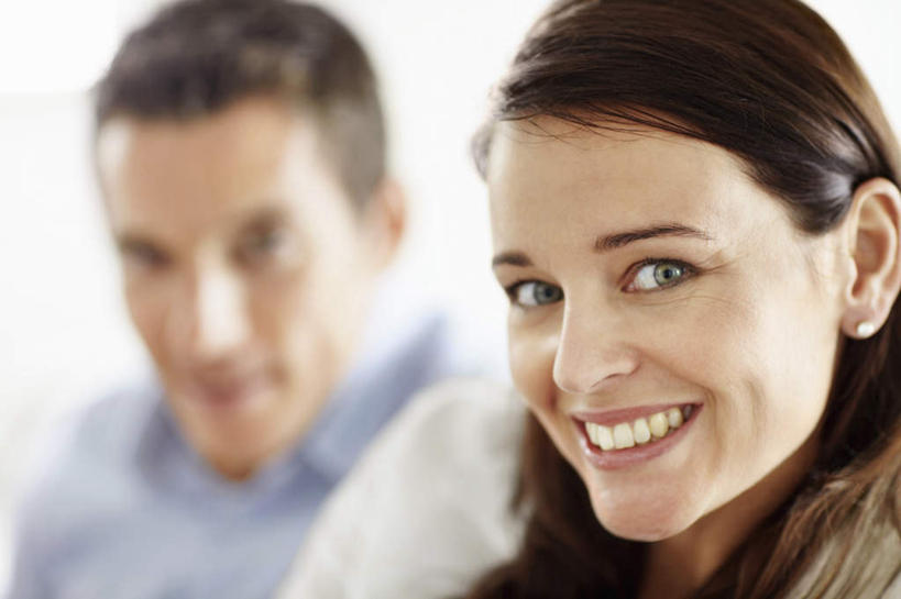 西方人,中年人,脸,头,脸颊,两个人,家庭,夫妻,伙伴,朋友,商务人士,商务男性,商务女性,坐,笑,微笑,露齿笑,横图,室内,特写,白天,正面,衬衫,爱情,友谊,合作,团队,欧洲,欧洲人,套装,朦胧,模糊,墙,浪漫,注视,墙壁,墙面,观察,看,温暖,温馨,一家人,金色,恩爱,战略,恋人,观看,和睦,察看,关注,商务装,工薪阶层,联合,合谋,配合,协作,男人,男性,女人,女性,中年男性,中年女性,白种人,头部,长发,直发,脸部,脸蛋,面部,夫妇,情侣,白领,上班族,坐着,半身,彩图,衬衣,伴侣,融洽