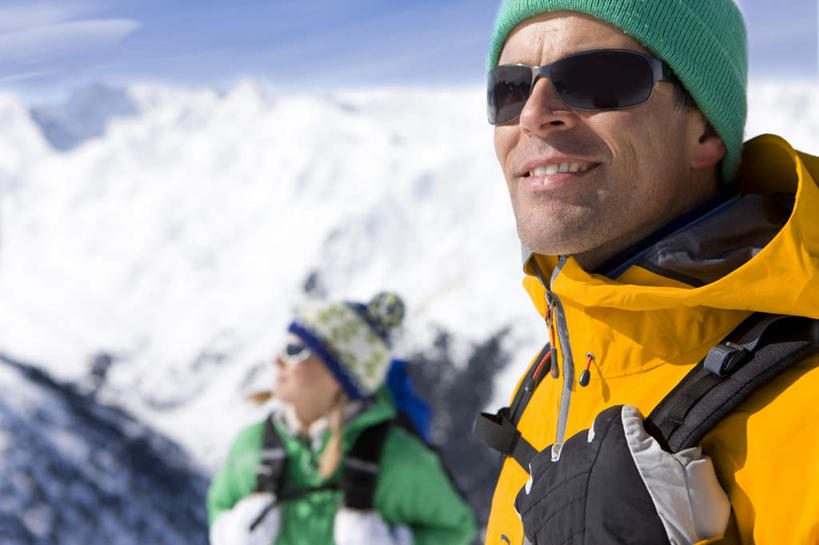 西方人,中年人,背,两个人,家庭,夫妻,站,横图,室外,白天,正面,爱情,山,雪,雪山,大雪,帽子,欧洲,欧洲人,服装,包,墨镜,眼镜,冰,积雪,山峰,雪景,云,云朵,冬季,冬天,山峦,浪漫,云彩,旅行包,注视,衣服,蓝色,白云,蓝天,天空,背包,太阳镜,太阳眼镜,天,背着,观察,看,站着,温暖,温馨,一家人,遮阳镜,恩爱,寒冷,恋人,服饰,晴朗,观看,保暖,和睦,察看,冰冷,御寒,关注,滑雪服,棉帽,严寒,旅游包,冰凉,酷寒,凛冽,凛凛,极冷,背负,竞技服,旅游服,冬装,男人,男性,女人,女性,中年男性,中年女性,白种人,夫妇,情侣,晴空,站立,半身,彩图,伴侣,融洽,双肩包