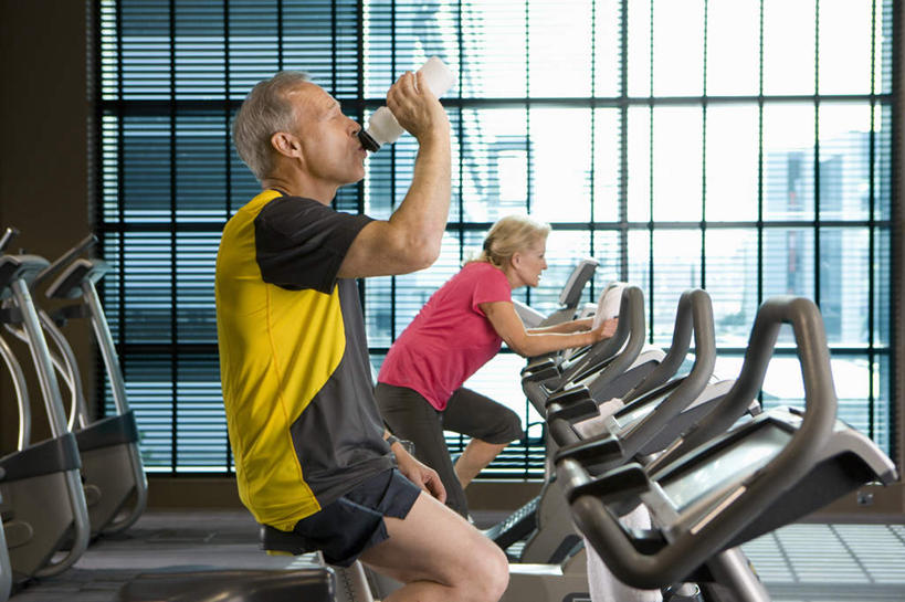 西方人,两个人,伙伴,朋友,健身房,坐,横图,室内,白天,侧面,运动服,友谊,水,窗户,自行车,欧洲,欧洲人,喝,握,服装,液体,拿,拿着,注视,饮用水,运动器械,玻璃窗,脚踏车,衣服,瓶子,塑料制品,矿泉水,观察,看,健身器械,塑料瓶,握着,服饰,观看,察看,衣着,穿着,关注,健身器材,蒸馏水,动感单车,动感自行车,衣饰,友情,老年男性,老年女性,男人,男性,女人,女性,白种人,坐着,半身,彩图,健身馆,运动器材,运动装