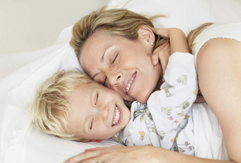 西方人,儿童,中年人,两个人,家庭,母亲,儿子,躺,闭眼,抱,睡,横图,室内,白天,侧面,纯洁,床,靠垫,卧室,欧洲,欧洲人,睡衣,服装,背心,双人床,床单,靠枕,被子,小孩,衣服,垫子,枕头,温暖,温馨,母子,一家人,可爱,母爱,童年,童趣,服饰,抱着,和睦,被单,搂着,衣着,穿着,童真,烂漫,无邪,寝衣,衣饰,卧着,天真,男孩,女孩,女人,女性,中年女性,白种人,孩子,闭眼睛,闭着眼,闭着眼睛,怀抱,困,困觉,搂,搂抱,寝息,睡觉,躺着,卧,相抱,拥抱,半身,彩图,睡房,卧房,融洽,男生,女生