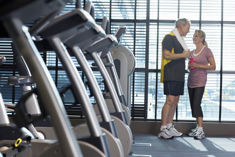 西方人,老年人,两个人,家庭,夫妻,健身房,站,说,横图,室内,白天,侧面,运动服,爱情,讨论,窗户,自行车,欧洲,欧洲人,握,阴影,服装,反射,纺织物,影子,浪漫,拿,拿着,注视,运动器械,玻璃窗,脚踏车,衣服,瓶子,塑料制品,毛巾,观察,看,清洁,站着,温暖,温馨,一家人,健身器械,塑料瓶,恩爱,握着,恋人,服饰,观看,保暖,和睦,察看,衣着,穿着,关注,健身器材,透气,防水,动感单车,动感自行车,衣饰,储水,耐磨,吸水,交流,老年男性,老年女性,男人,男性,女人,女性,白种人,夫妇,情侣,沟通,讲话,交谈,商讨,说话,谈话,站立,彩图,全身,健身馆,伴侣,融洽,运动器材,运动装