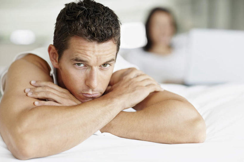 西方人,中年人,两个人,家庭,夫妻,横图,室内,白天,正面,爱情,床,卧室,欧洲,欧洲人,服装,朦胧,模糊,双人床,床单,浪漫,注视,休闲装,被子,衣服,嘟嘴,观察,看,趴着,休闲,温暖,温馨,一家人,休闲服,撅嘴,恩爱,恋人,服饰,观看,和睦,察看,被单,关注,男人,男性,女人,女性,中年男性,中年女性,白种人,夫妇,情侣,趴,半身,彩图,睡房,卧房,伴侣,融洽