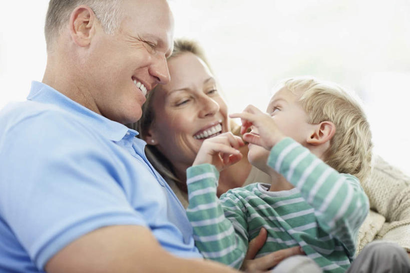 西方人,儿童,中年人,三个人,家庭,夫妻,母亲,父亲,儿子,客厅,坐,笑,说,微笑,露齿笑,横图,室内,白天,正面,爱情,讨论,纯洁,靠垫,沙发,欧洲,欧洲人,服装,靠枕,浪漫,注视,休闲装,小孩,衣服,垫子,枕头,观察,看,休闲,温暖,温馨,父子,母子,三口之家,一家人,休闲服,恩爱,父爱,可爱,母爱,童年,童趣,恋人,服饰,观看,和睦,察看,起居室,关注,布艺沙发,童真,烂漫,无邪,客堂,交流,天真,男孩,男人,男性,女人,女性,中年男性,中年女性,白种人,孩子,夫妇,情侣,沟通,讲话,交谈,商讨,说话,谈话,坐着,半身,彩图,伴侣,融洽,男生