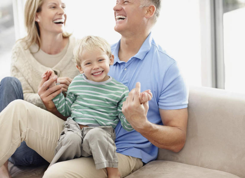 西方人,儿童,中年人,三个人,家庭,夫妻,母亲,父亲,儿子,客厅,坐,笑,说,微笑,露齿笑,横图,室内,白天,正面,爱情,讨论,纯洁,靠垫,沙发,欧洲,欧洲人,服装,靠枕,浪漫,注视,休闲装,小孩,衣服,垫子,枕头,观察,看,休闲,温暖,温馨,父子,母子,三口之家,一家人,休闲服,恩爱,父爱,可爱,母爱,童年,童趣,恋人,服饰,观看,和睦,察看,起居室,关注,布艺沙发,童真,烂漫,无邪,客堂,交流,天真,男孩,男人,男性,女人,女性,中年男性,中年女性,白种人,孩子,夫妇,情侣,沟通,讲话,交谈,商讨,说话,谈话,坐着,半身,彩图,伴侣,融洽,男生