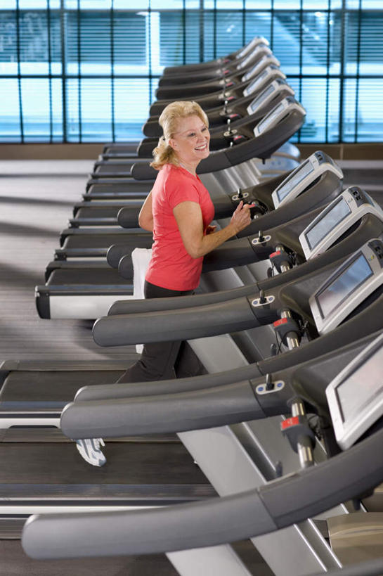 西方人,一个人,健身房,跑,竖图,室内,白天,侧面,运动服,锻炼,运动,窗户,欧洲,欧洲人,仅一个女性,仅一个人,一排,服装,整齐,注视,运动器械,玻璃窗,排列,衣服,观察,看,健身器械,服饰,仅一个老年女性,观看,察看,衣着,穿着,队列,关注,健身器材,衣饰,体育,老年女性,女人,女性,白种人,跑步,彩图,全身,健身,健身馆,运动器材,跑步机,运动装