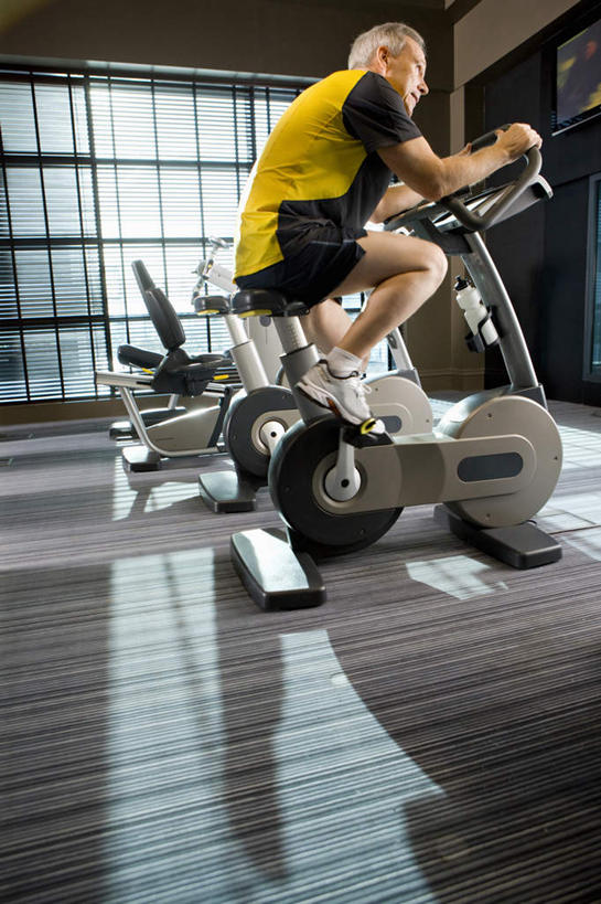 西方人,一个人,健身房,坐,竖图,室内,白天,侧面,运动服,窗户,地板,自行车,欧洲,欧洲人,仅一个男性,仅一个人,仅一个中年男性,握,服装,地面,注视,运动器械,木地板,玻璃窗,脚踏车,衣服,观察,看,健身器械,握着,服饰,观看,察看,衣着,穿着,关注,健身器材,动感单车,动感自行车,衣饰,男人,男性,中年男性,白种人,坐着,彩图,全身,健身馆,运动器材,运动装