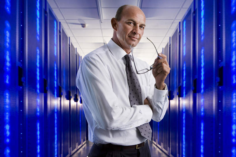 西方人,一个人,商务人士,商务男性,站,笑,微笑,横图,室内,白天,正面,衬衫,天花板,欧洲,欧洲人,仅一个男性,仅一个人,仅一个中年男性,一排,握,套装,整齐,网络,眼镜,领带,拿,拿着,注视,输入设备,通讯设备,开关,排列,蓝色,按钮,观察,看,站着,握着,观看,光驱,主机,察看,机箱,象征,庄重,队列,关注,通信设备,商务装,身份,近视眼镜,工薪阶层,光盘驱动器,正式,地位,男人,男性,中年男性,白种人,白领,上班族,站立,半身,彩图,衬衣