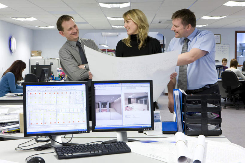 西方人,伙伴,朋友,商务人士,商务男性,商务女性,办公室,站,坐,说,横图,室内,白天,正面,衬衫,讨论,友谊,合作,团队,电脑,显示器,鼠标,键盘,天花板,桌子,照明,欧洲,欧洲人,握,阴影,套装,光线,网络,图纸,影子,办公桌,灯光,领带,设计图,许多人,拿,拿着,注视,输入设备,通讯设备,顶灯,灯,灯具,观察,看,站着,一群人,台式电脑,战略,握着,观看,照亮,察看,象征,庄重,照明设备,关注,通信设备,商务装,身份,工程图,草图,蓝图,工薪阶层,输出设备,联合,合谋,正式,地位,交流,配合,协作,老年女性,女人,女性,白种人,白领,上班族,设计,沟通,讲话,交谈,商讨,说话,谈话,站立,坐着,半身,彩图,衬衣