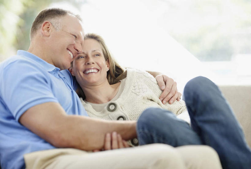 西方人,中年人,两个人,家庭,夫妻,客厅,坐,抱,笑,微笑,露齿笑,横图,室内,白天,正面,爱情,沙发,欧洲,欧洲人,服装,朦胧,模糊,浪漫,注视,休闲装,衣服,观察,看,靠,靠着,休闲,温暖,温馨,一家人,休闲服,恩爱,恋人,服饰,抱着,观看,和睦,察看,起居室,搂着,关注,布艺沙发,客堂,男人,男性,女人,女性,中年男性,中年女性,白种人,夫妇,情侣,搂,搂抱,坐着,半身,彩图,伴侣,融洽