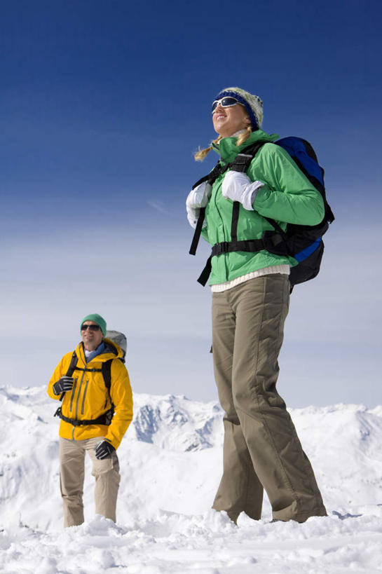 西方人,中年人,背,两个人,家庭,夫妻,站,竖图,室外,白天,仰视,爱情,山,雪,雪山,大雪,帽子,欧洲,欧洲人,服装,包,冰,积雪,山峰,雪景,云,云朵,冬季,冬天,山峦,浪漫,云彩,旅行包,注视,衣服,蓝色,白云,蓝天,天空,背包,天,背着,观察,看,站着,温暖,温馨,一家人,恩爱,寒冷,恋人,服饰,晴朗,观看,保暖,和睦,察看,冰冷,御寒,关注,滑雪服,棉帽,严寒,旅游包,冰凉,酷寒,凛冽,凛凛,极冷,背负,竞技服,旅游服,冬装,男人,男性,女人,女性,中年男性,中年女性,白种人,夫妇,情侣,晴空,站立,彩图,低角度拍摄,全身,伴侣,融洽,双肩包