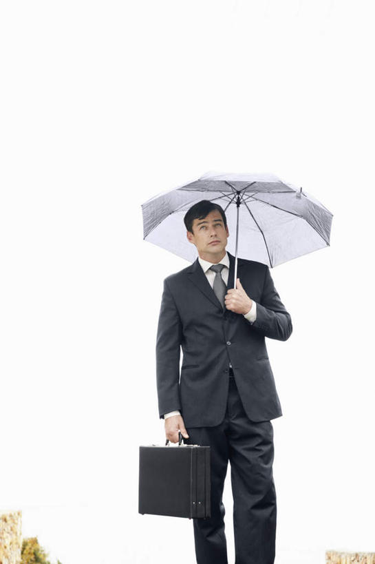 西方人,一个人,商务人士,商务男性,站,竖图,室外,白天,正面,衬衫,雨,暴雨,大雨,欧洲,欧洲人,仅一个男性,仅一个人,仅一个中年男性,握,套装,包,公文包,伞,雨伞,遮阳伞,领带,拿,拎,拿着,注视,阳伞,观察,看,站着,握着,公事包,观看,细雨,察看,太阳伞,象征,庄重,关注,商务装,身份,工薪阶层,正式,地位,男人,男性,中年男性,白种人,白领,上班族,小雨,站立,半身,彩图,衬衣,拎着