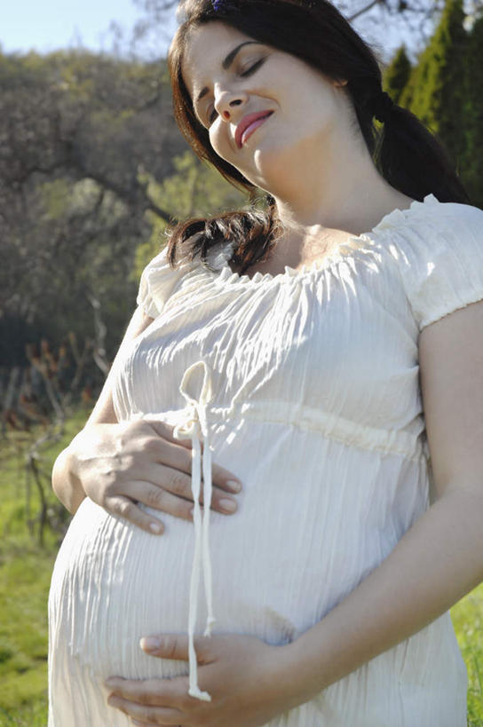 西方人,孕妇,一个人,站,闭眼,摸,竖图,室外,白天,正面,草地,草坪,植物,欧洲,欧洲人,仅一个女性,仅一个人,抚摸,服装,休闲装,草,树,树木,衣服,蓝色,绿色,蓝天,天空,自然,天,站着,仅一个中年女性,休闲,怀孕,休闲服,服饰,生长,晴朗,成长,待产,万里无云,妊娠,准妈妈,女人,女性,中年女性,白种人,产妇,晴空,晴空万里,闭眼睛,闭着眼,闭着眼睛,触摸,接触,站立,半身,彩图