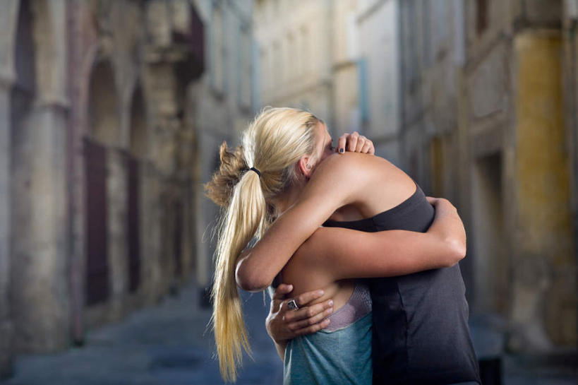 西方人,两个人,家,站,抱,横图,室外,白天,侧面,爱情,窗户,门,欧洲,欧洲人,服装,房屋,屋子,浪漫,休闲装,楼房,玻璃窗,住宅,衣服,门框,站着,休闲,温暖,温馨,休闲服,恩爱,恋人,服饰,抱着,和睦,搂着,男人,男性,年轻男性,年轻女性,女人,女性,白种人,情侣,怀抱,搂,搂抱,相抱,拥抱,站立,半身,彩图,房子,伴侣,融洽