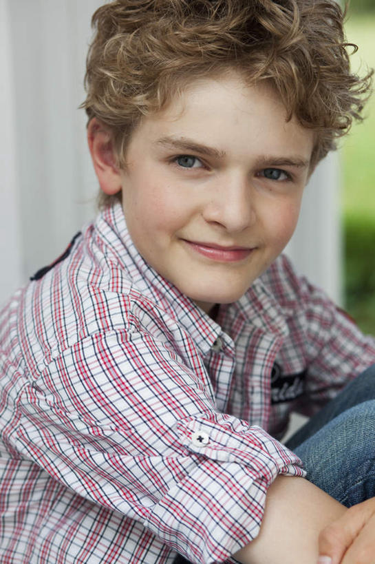 西方人,儿童,一个人,坐,笑,微笑,竖图,室内,白天,正面,纯洁,草地,草坪,植物,欧洲,欧洲人,仅一个男性,仅一个人,服装,朦胧,模糊,墙,扭头,注视,休闲装,墙壁,墙面,草,小孩,衣服,绿色,观察,看,转头,仅一个小孩,休闲,休闲服,可爱,童年,童趣,搭,服饰,观看,察看,搭着,关注,童真,烂漫,无邪,天真,男孩,男人,男性,白种人,孩子,坐着,半身,彩图,男生