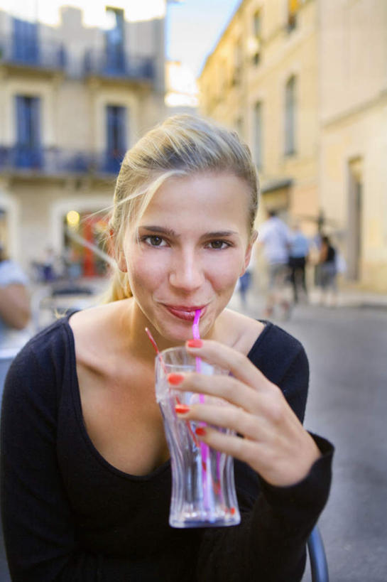 果汁,西方人,一个人,家,竖图,室外,白天,正面,窗户,道路,路,公路,杯子,欧洲,欧洲人,仅一个年轻女性,仅一个女性,仅一个人,一根,握,咬,阴影,服装,光线,影子,塑料,房屋,墙,屋子,交通,饮品,拿,拿着,注视,休闲装,楼房,玻璃窗,墙壁,墙面,住宅,玻璃制品,饮料,一个,衣服,黑色,阳光,水杯,塑料制品,吸管,观察,看,休闲,休闲服,握着,服饰,单个,观看,咬着,察看,空心,关注,可口,饮管,适口,年轻女性,女人,女性,白种人,玻璃杯,马路,半身,彩图,房子,圆柱状