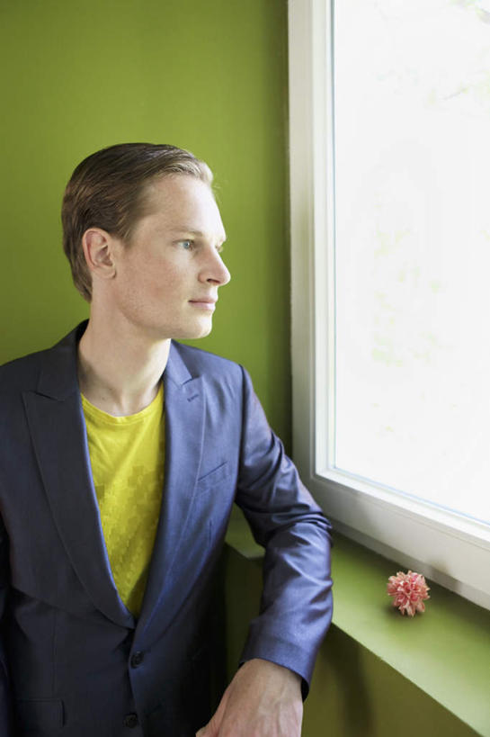 西方人,一个人,站,竖图,室内,白天,正面,窗户,欧洲,欧洲人,仅一个男性,仅一个人,仅一个中年男性,服装,墙,扭头,注视,休闲装,玻璃窗,墙壁,墙面,衣服,观察,看,站着,转头,休闲,休闲服,搭,服饰,观看,察看,搭着,关注,男人,男性,中年男性,白种人,站立,半身,彩图