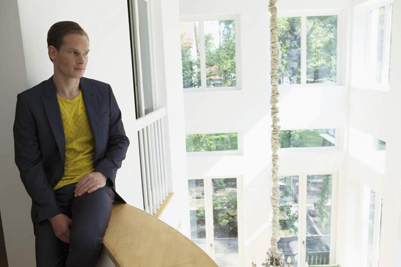 西方人,一个人,坐,横图,室内,白天,正面,植物,窗户,落地窗,欧洲,欧洲人,仅一个男性,仅一个人,仅一个中年男性,服装,墙,扭头,注视,休闲装,玻璃窗,墙壁,墙面,树,树木,衣服,绿色,自然,观察,看,转头,休闲,休闲服,搭,服饰,生长,成长,观看,察看,搭着,关注,男人,男性,中年男性,白种人,坐着,半身,彩图