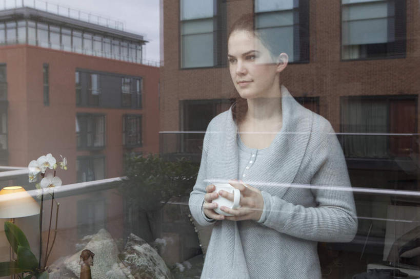 西方人,一个人,家,栏杆,站,横图,室外,白天,正面,窗户,落地窗,杯子,欧洲,欧洲人,仅一个年轻女性,仅一个女性,仅一个人,握,服装,瓷器,房屋,墙,屋子,围栏,咖啡杯,陶瓷制品,拿,拿着,注视,休闲装,护栏,楼房,玻璃窗,墙壁,墙面,住宅,一个,衣服,观察,看,站着,休闲,休闲服,握着,服饰,单个,观看,察看,关注,瓷杯,年轻女性,女人,女性,白种人,站立,半身,彩图,房子