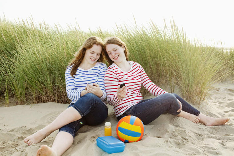 果汁,西方人,两个人,家庭,坐,打电话,横图,室外,白天,正面,游戏,草地,沙滩,植物,柑橘,电话,手机,书籍,玩具,欧洲,欧洲人,握,阴影,服装,裤子,光线,沙子,影子,塑料,海岸,橙汁,沙地,饮品,拿,玩,拿着,扭头,注视,牛仔裤,休闲装,娱乐,通讯设备,草,饮料,一个,衣服,绿色,阳光,瓶子,气球,塑料制品,观察,看,靠,靠着,转头,休闲,温暖,温馨,一家人,休闲服,充气玩具,橡胶,塑料瓶,益智,搭,握着,服饰,单个,观看,活动,和睦,察看,搭着,发泄,关注,可口,消遣,智力,橡胶制品,宣泄,适口,交流,年轻女性,女人,女性,白种人,书,图书,海滩,橘子,桔子,橙子,橙,沟通,通话,玩耍,嬉戏,坐着,彩图,全身,融洽