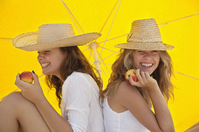 西方人,两个人,伙伴,朋友,坐,笑,微笑,露齿笑,横图,室外,白天,侧面,友谊,安全,苹果,帽子,水果,欧洲,欧洲人,两顶,一把,握,阴影,服装,新鲜,光线,草帽,伞,影子,雨伞,遮阳伞,生食,食品,果实,拿,拿着,扭头,依靠,注视,休闲装,阳伞,食物,两个,衣服,黄色,红色,白色,阳光,观察,看,倚靠,转头,背靠背,休闲,休闲服,背对背,搭,握着,服饰,有机食品,绿色食品,观看,察看,太阳伞,搭着,关注,信任,友情,年轻女性,女人,女性,白种人,坐着,半身,彩图